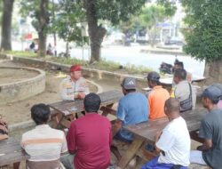 Rawat Kamtibmas Berbingkai Jum’at Curhat, Polsek Rastim Sambangi Tukang Parkir dan Ojek di Kompleks Pasar Raba