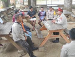 Rawat Kamtibmas Berbingkai Jum’at Curhat, Polsek Rastim Sambangi Tukang Parkir dan Ojek di Kompleks Pasar Raba