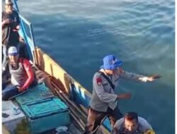 Perahu Boat Berpenumpang 9 Orang Dihantam Gelombang di Gili Banta, Polres Bima Kota Gerak Cepat Evakuasi