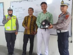 Sat Lantas Polres Bima Kota Beri Hadiah Helm Pelajar Disipilin Berlalulintas