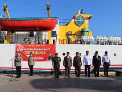 Kenang Jasa Para Pahlawan Jelang Hari Bhayangkara, Polres Bima Kota Tabur Bunga di Teluk Bima