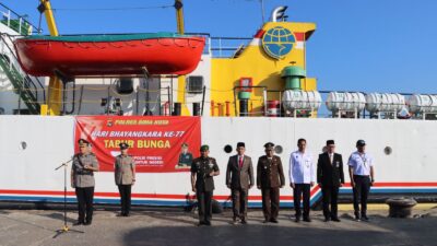 Kenang Jasa Para Pahlawan Jelang Hari Bhayangkara, Polres Bima Kota Tabur Bunga di Teluk Bima