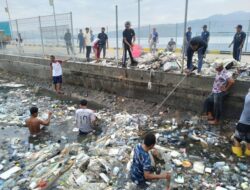 Warna Warni HUT Bhayangkara, Polsek Kawasan Gotong Royong Bersih-Bersih Kawasan Pelabuhan Bima