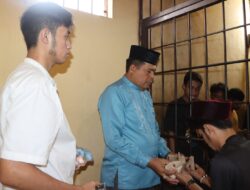 Indahnya Hari Raya Qurban, Polres Bima Kota Berbagi Nasi Bungkus Menu Daging Qurban pada Warga Tahanan