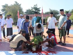 Idul Adha Hari Qurban, Polres Bima Kota Berbagi Daging Qurban Pada Warga Kurang Mampu