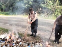 Polri Peduli Lingkungan, Polsek Rastim Polres Bima Kota Bersih-Bersih Sampah di Pinggir Hutan Lampe