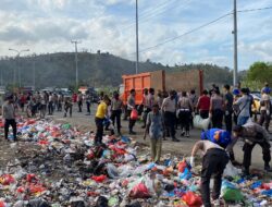 Polri Peduli Lingkungan, Polres Bima Kota Bersih-Bersih Sampah di Pasar Amahami
