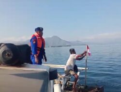 Rayakan HUT RI, Polairud Polres Bima Kota Bagi-bagi Bendera Merah Putih pada Nelayan di Perairan Teluk Bima