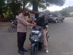 Jelang Dirgahayu ke-78 RI, Polsek Rastim Polres Bima Kota Bagi-bagi Bendera Merah Putih pada Pengendara