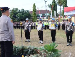 Kapolres Bima Kota Pimpin Upacara Pemecatan Dua Personil ‘Rapor Merah’ Dalam Tugas
