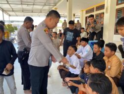 Jum’at Barokah, Kapolres Bima Kota Berbagi Nasi Bungkus pada Jamaah Masjid Jabal Qubis