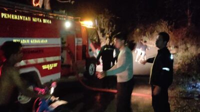 Polsek Rastim Polres Bima Kota Gerak Cepat Padam Karhutla di Pegunungan Kumbe