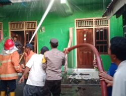 Anggota Polres Bima Kota Bahu Membahu Bersama Unit Pemadam Kebakaran Padamkan Kebakaran di Lingkungan Nusantara