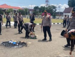 Personil Polres Bima Kota Menjaga Kebersihan Pasca-Demonstrasi