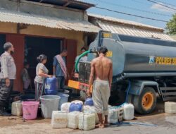 Sat Samapta Polres Bima Kembali Salurkan Bantuan Air Bersih Bagi Warga Yang Terdampak Kemarau