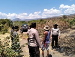 Polsek Tambora Bersama Masyarakat Padamkan  Kebakaran Lahan di Desa Oi Katupa