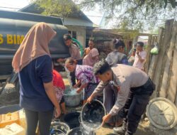 Bantu Masyarakat Terdampak Kemarau, Polres Bima Kerahkan Rantis Salurkan Air Bersih
