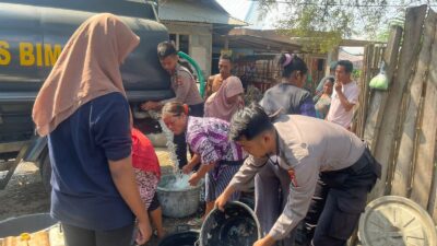 Bantu Masyarakat Terdampak Kemarau, Polres Bima Kerahkan Rantis Salurkan Air Bersih