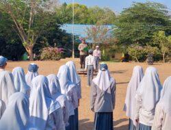 Kapolsek Wawo Menjadi Pembina Upacara di SMAN 2 WAWO: Ajak Siswa Menjaga Kedisiplinan dan Kebijakan Selama Tahun Politik