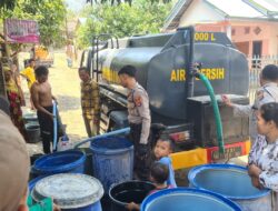 Perduli Warga Terdampak Kekeringan, Sat Samapta Polres Bima Salurkan Air Bersih di Desa Kalampa