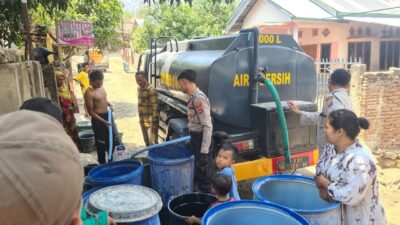 Perduli Warga Terdampak Kekeringan, Sat Samapta Polres Bima Salurkan Air Bersih di Desa Kalampa