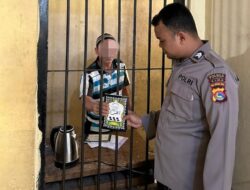 Sat Tahti Berikan Buku Keagamaan Untuk  Tahanan di Rutan Polres Bima