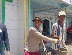 Memakmurkan Masjid dan Lestarikan Budaya Bhabinkamtibmas Polsek Woha Laksanakan Gotong royong Bersama Warga Binaan