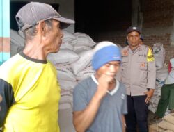 Polsubsektor Daru Laksanakan Pengawalan  dan Pengawasan Pendistribusian Pupuk di Desa Timu