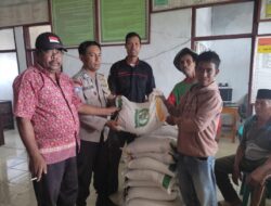 Personel Polsek Donggo Laksanakan Pengamanan Penyaluran Bansos dari Kementerian Perekonomian Pusat