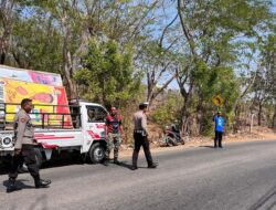 Personel Polres Bima Pantau Penertiban  Baliho dan Alat Peraga Kampanye Menjelang Pemilu 2024