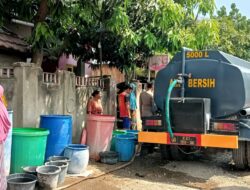 Bhabinkamtibmas dan Sat Samapta Polres Bima Salurkan Bantuan Air Bersih Bagi Warga Terdampak Kemarau di Desa Kalampa.
