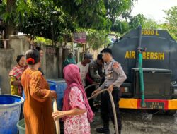 Aksi Peduli Warga Terdampak Kekeringan, Sat-samapta Polres Bima Salurkan  Air Bersih di Desa Kalampa