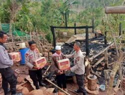 Ringankan Beban Sesama, Polsek Donggo Salurkan Bantuan Kepada  Korban Kebakaran di Desa Bumi Pajo