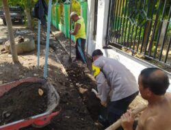 Antisipasi Banjir, Bhabinkamtibmas Polsek sanggar  dan Pemdes Boro Gotong Royong Bersihkan Saluran Air