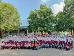 Kanit Binmas Polsek Asakota dan Bhabinkamtibmas Kelurahan Ule Gelar Upacara Bendera di SDN 74 Kota Bima