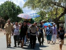 Wujud Hadir Polri di Tengah Masyarakat, Bhabinkamtibmas Polsek Kalampa Sambang Duka ke Rumah Warga Binaanya Yang Meninggal