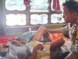 Sambangi Warga Lansia, Bhabinkamtibmas Polsek Woha Salurkan  Bantuan Sembako