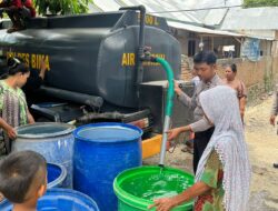 Bantu Warga Terdampak Kekeringan, Sat Samapta Polres Bima Salurkan Air Bersih di Desa Kalampa