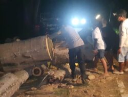 Personel Polsek Asakota Bersama Masyarakat Gotong Royong Bersihkan Jalan dan Pohon Tumbang