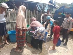 Ringankan  Beban Masyarakat Sat Samapta Polres Bima Kembali Salurkan Bantuan Air Bersih Bagi Masyarakat  Terdampak Kekeringan