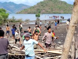 Personel Polsek Soromandi, Bantu Evakuasi Tiga Korban Tenggelam di Desa Bajo