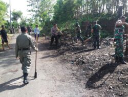 Gotong Royong Bersama TNI dan Sat Pol PP, Polsek Wawo Sosialisasikan Kebersihan di Musim Penghujan