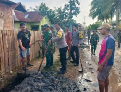 Memupuk Sinergitas Antara TNI- POLRI Polsek Monta Gelar Gotong Royong Bersama Masyarakat Desa Tolouwi dan Sondo