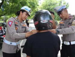 Aksi Simpatik Jelang Perayaan Nataru 2024, Satlantas Polres Bima Bagikan Helm SNI Gratis