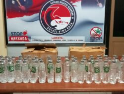Buatkan berita Jaga Kamtimbmas Jelang Nataru, Tim Cobra 50 Botol Miras Jenis Arak Bali