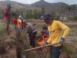 Bhabinkamtibmas Desa Simpasai Polsek Lambu Polres Bima Kota, Terlibat Gotong Royong Bersama Warga Binaan