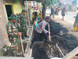 Polsek Monta dan Koramil Monta Gelar Karya Bhakti Bersihkan Saluran Air di Desa Sakuru