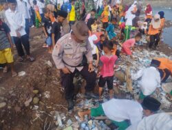 Peduli Lingkungan, Bhabinkamtibmas Polsek Monta Gotong Royong Bersama Masyarakat Bersihkan Kawasan Pantai