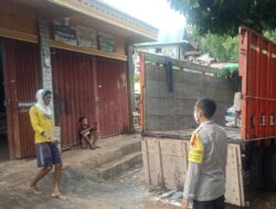Peduli Petani, Bhabinkamtibmas Polsek Donggo Laksanakan Pengamanan Penyaluran Pupuk Bersubsidi