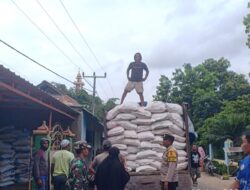 Sinegritas TNI-POLRI, Bhabinkamtibmas dan Babinsa Laksanakan Pengamanan Pendistribusian Pupuk Bersubsidi